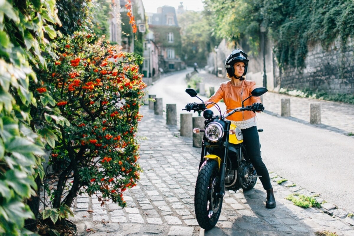 スクランブラーに乗る女性ライダーが街中を颯爽と駆け抜ける……そんなシーンが日常となるかも