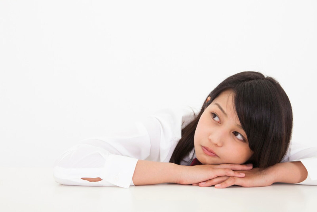 考える女性