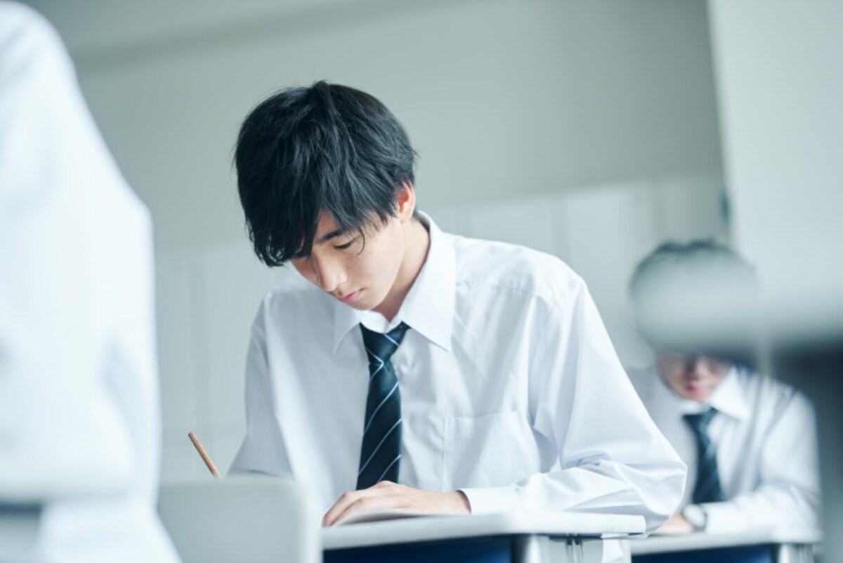 勉強をする男性