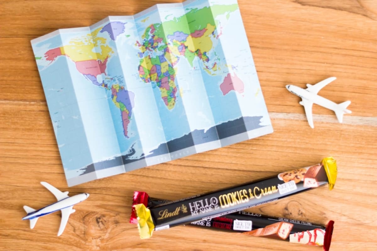 バレンタインに贈りたい！プチギフトのアイデア例。geografia（ジオグラフィア）の「自立式世界地図・ミニサイズ」（税込540円）。自立するので、壁に穴をあけるのがイヤという人にもおすすめ！ 外国のチョコレート、たとえばLindt（リンツ）の「HELLO」などを組み合わせてみてはいかが？ 