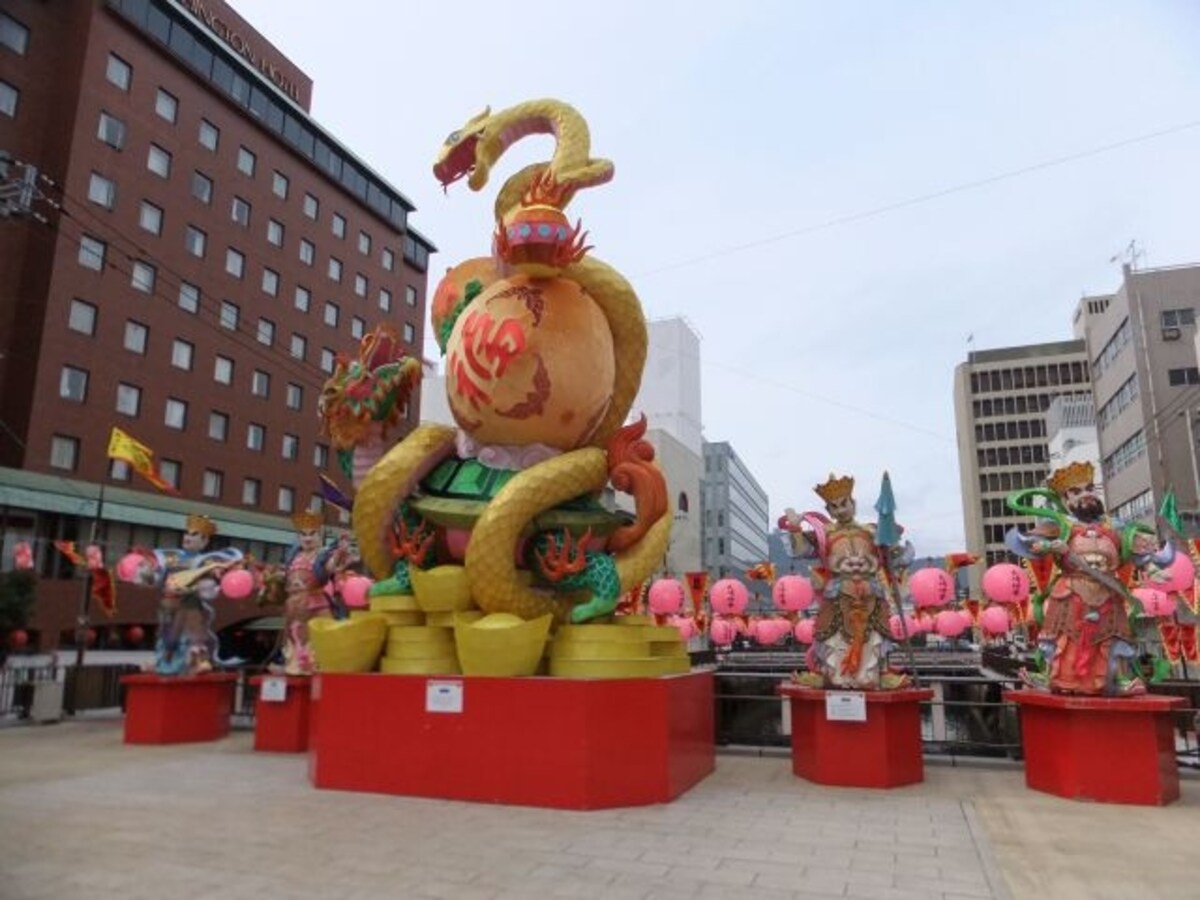 長崎ランタンフェスティバル/新地中華街会場/中華街入口に飾られたランタンのオブジェ