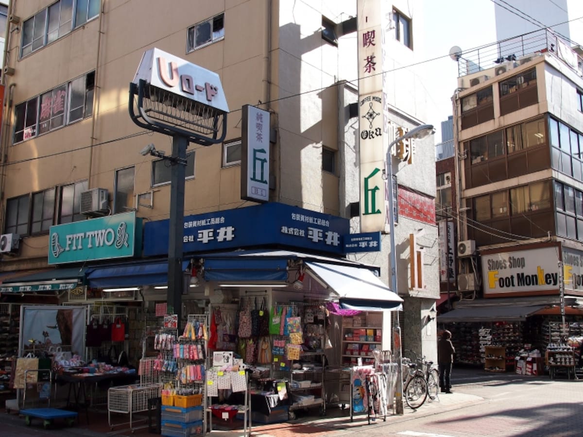 「丘」という看板のあるビルの地下にお店はある