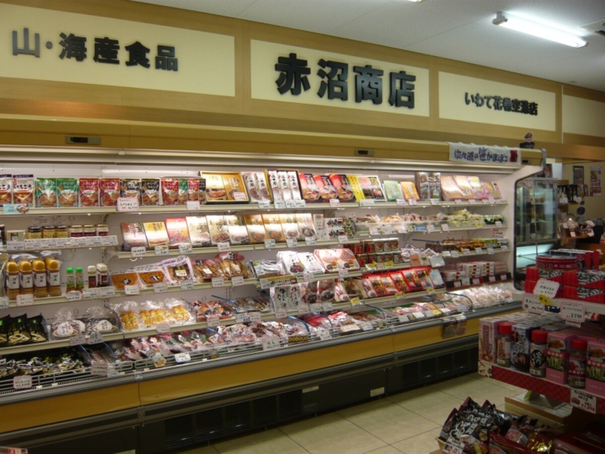 海の幸、山の幸がたくさん並ぶ「赤沼商店」（2F）