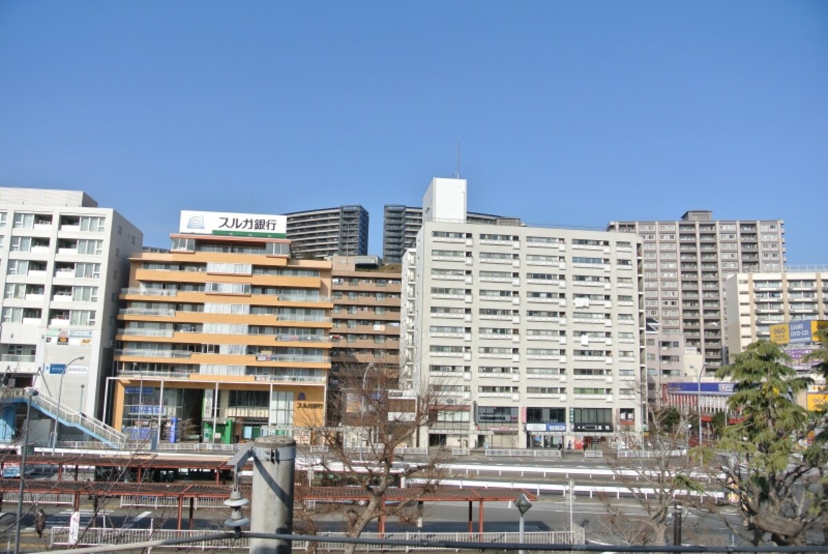 磯子駅から「Brillia City 横浜磯子」方面を望む