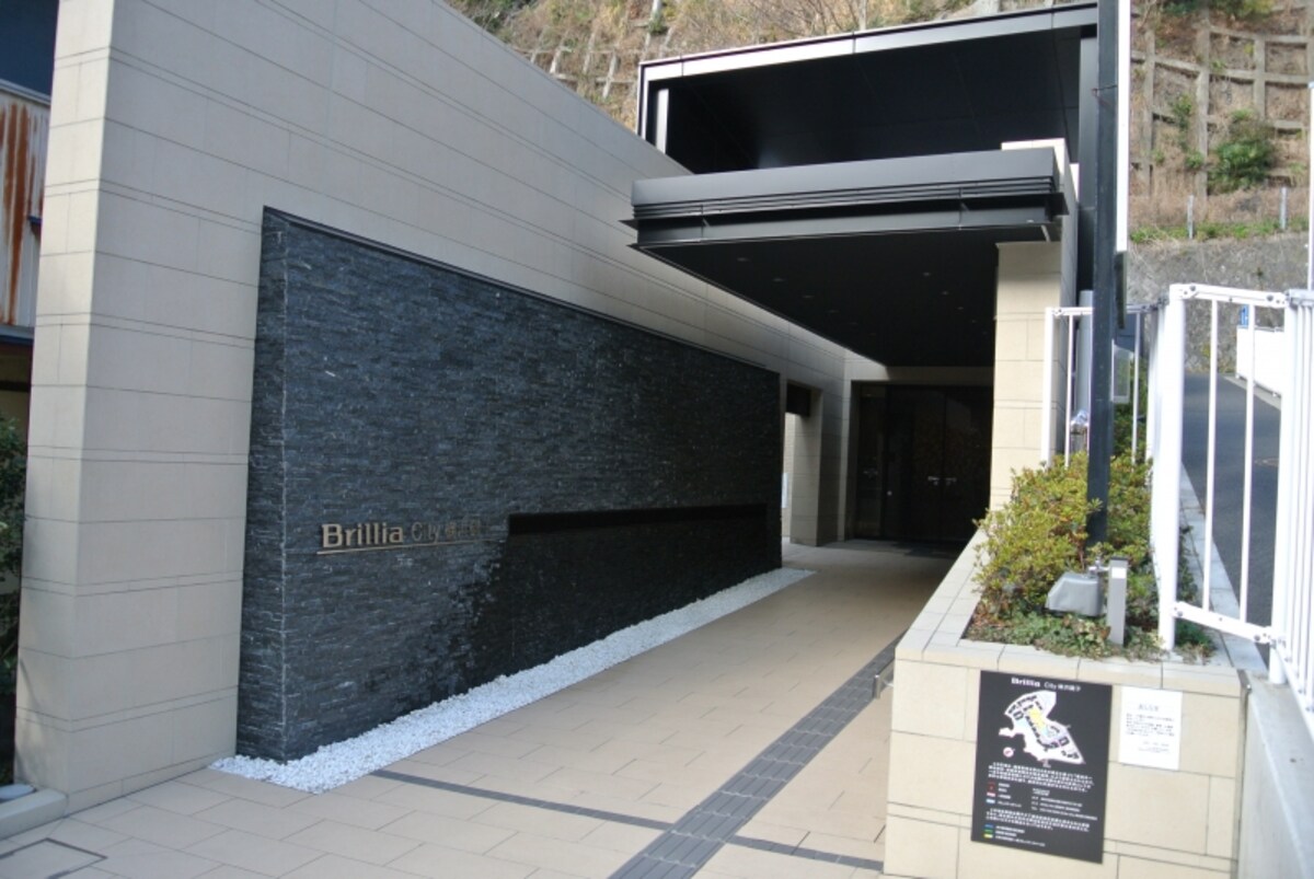 「Brillia City 横浜磯子」に向かうアプローチ