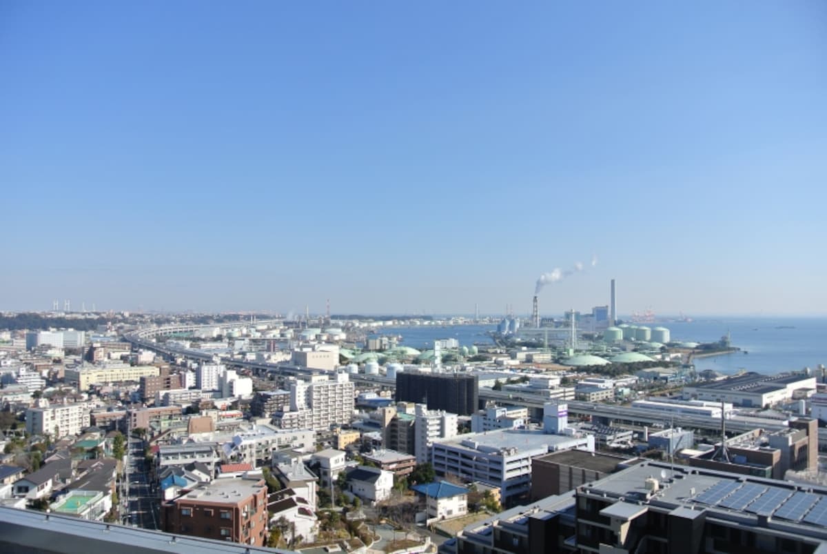 屋上から海を一望する