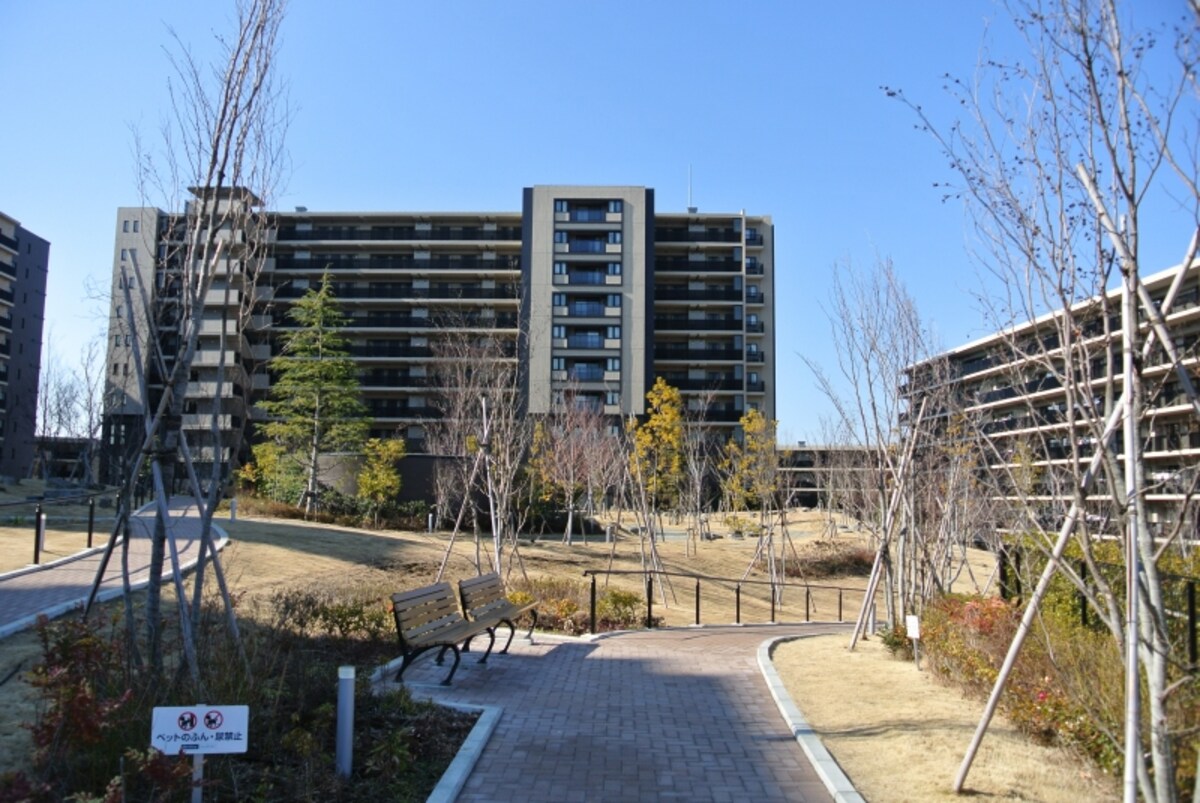 「Brillia City 横浜磯子」の遊歩道