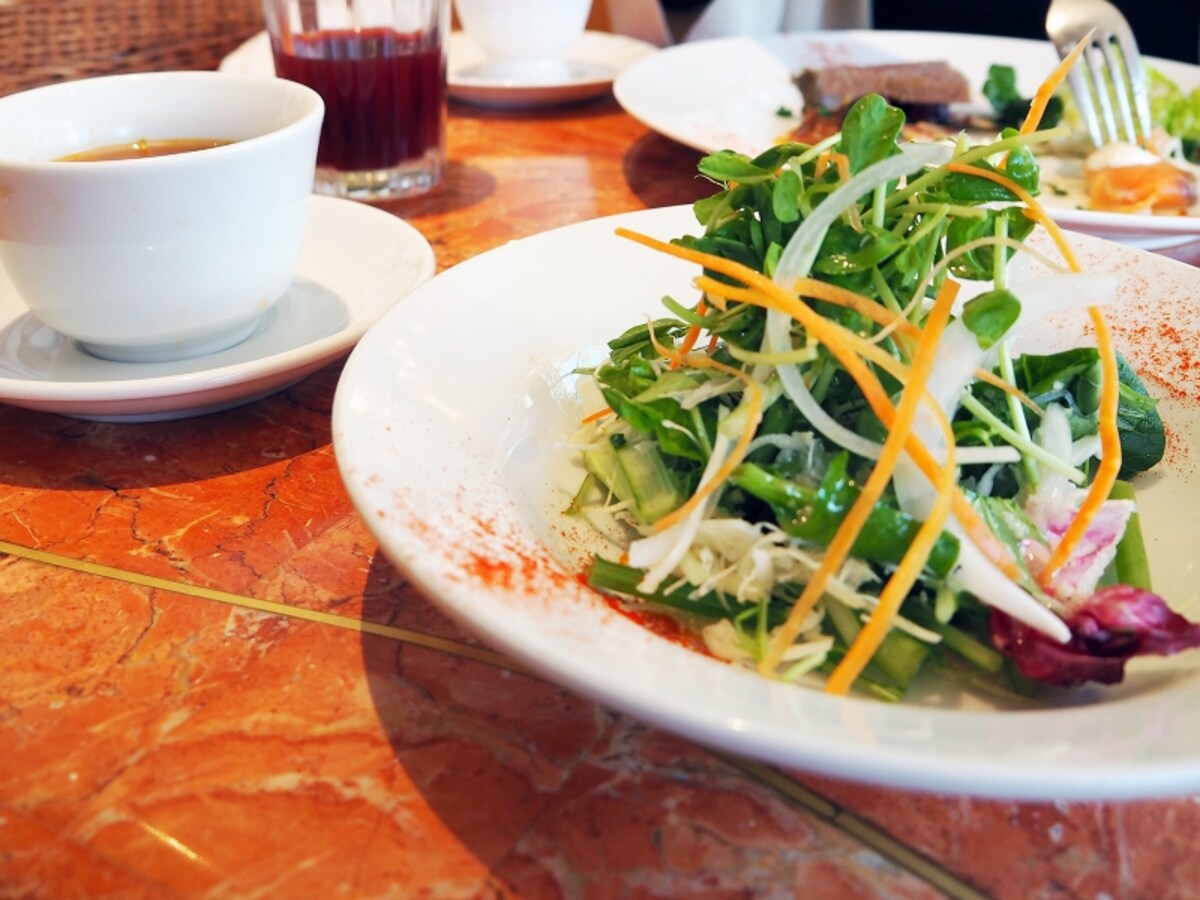 ハントンライスに付いているサラダ＠カフェ・アルコ プレーゴ