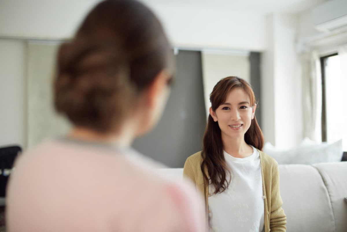 親の話を聞く娘