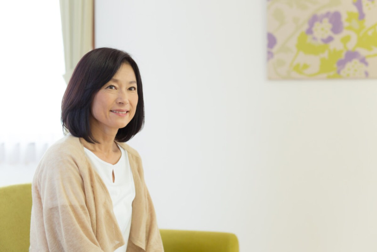 椅子に座る女性