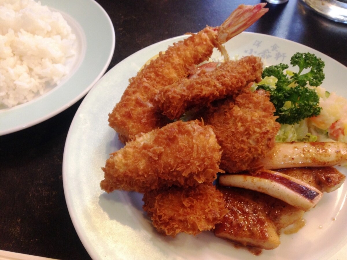 同店の味が一皿に盛られた「特製盛り合わせ」