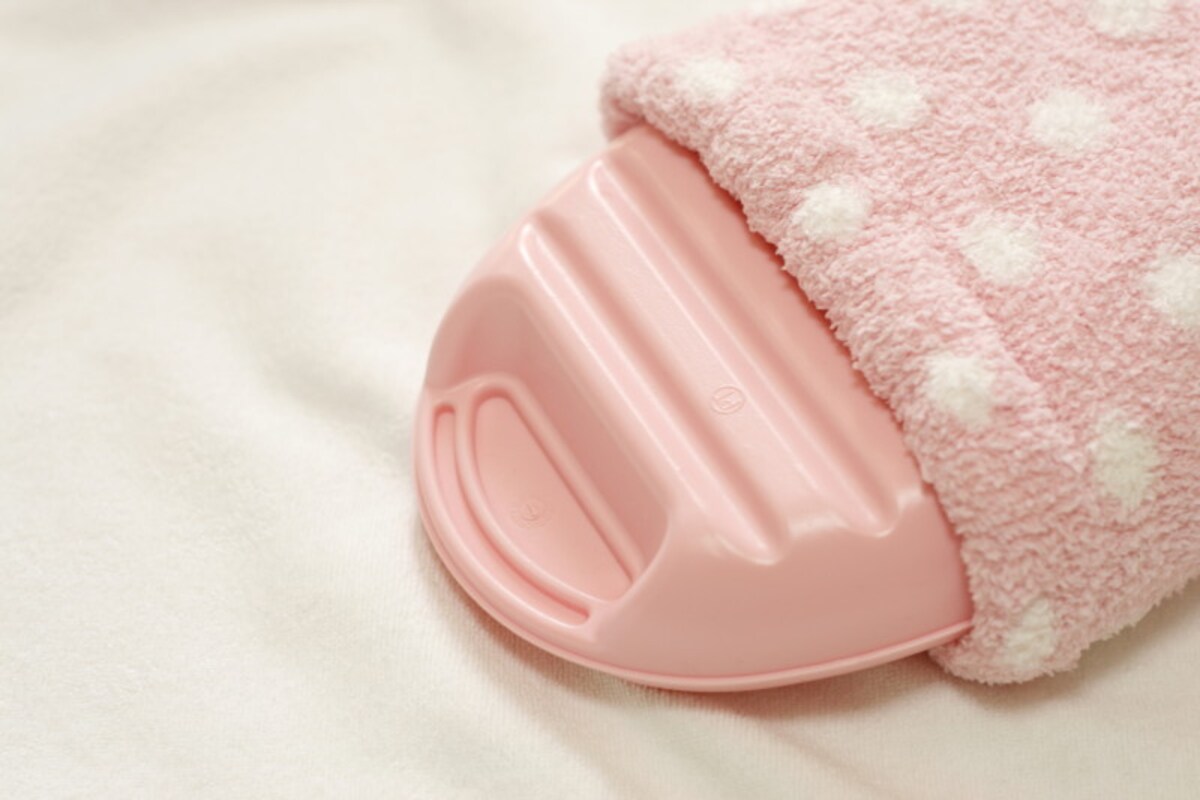 湯たんぽは他の暖房器具と比べると光熱費がかからず節約効果があります。また、じんわりとした暖かさも人気です