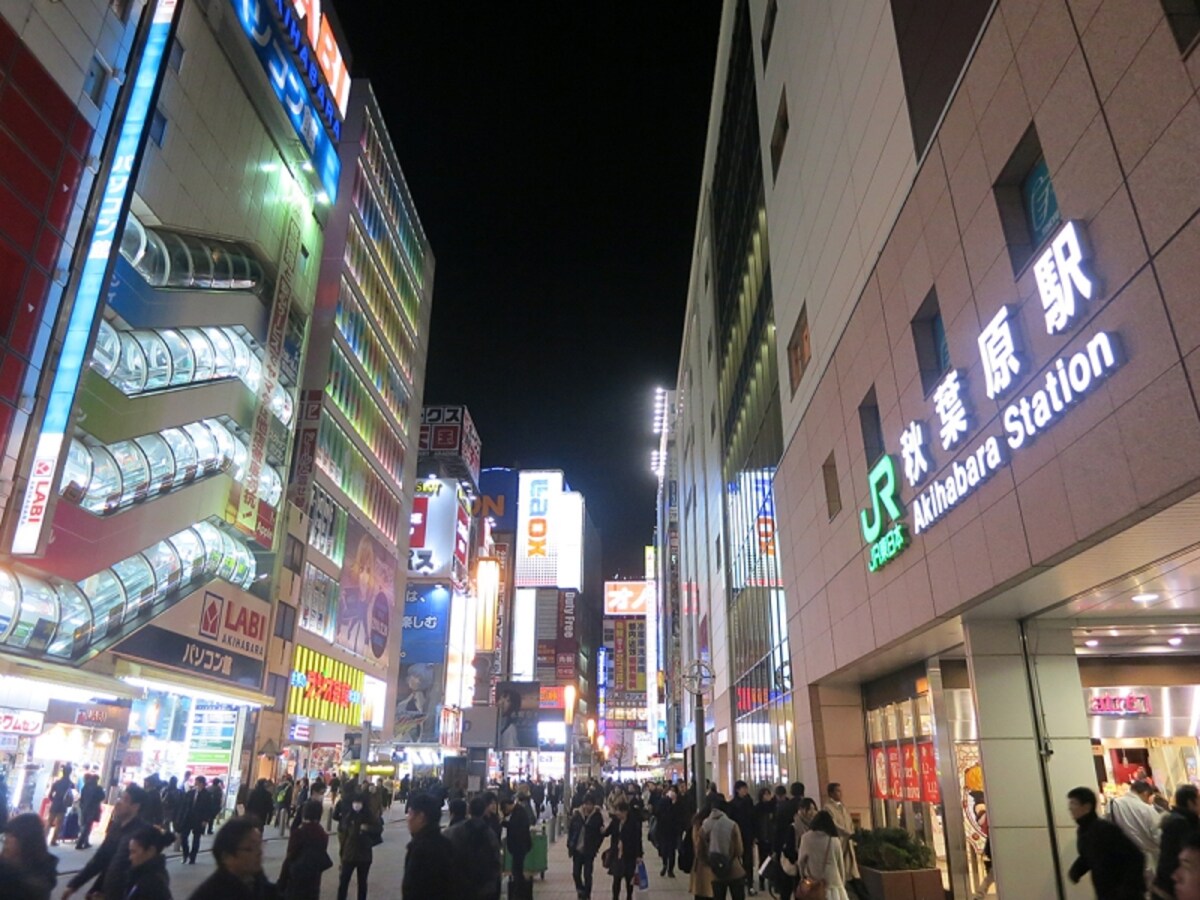 JR秋葉原の駅を出てお目当ての店探し画像
