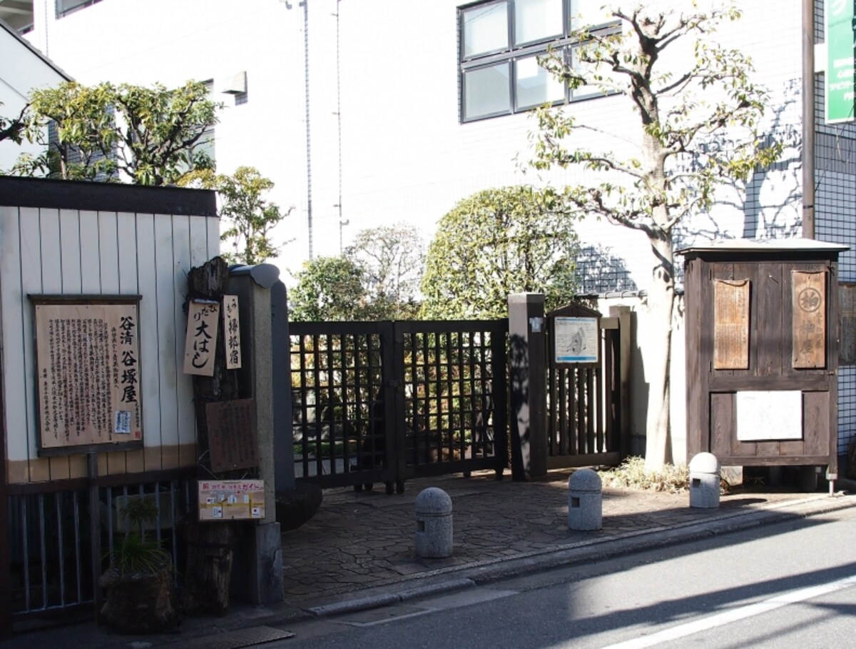 江戸時代から続き紙漉き問屋の蔵を移築している