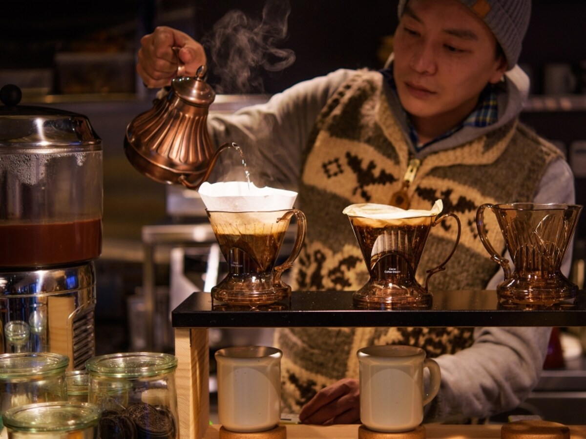 コーヒーをドリップする和田剛さん