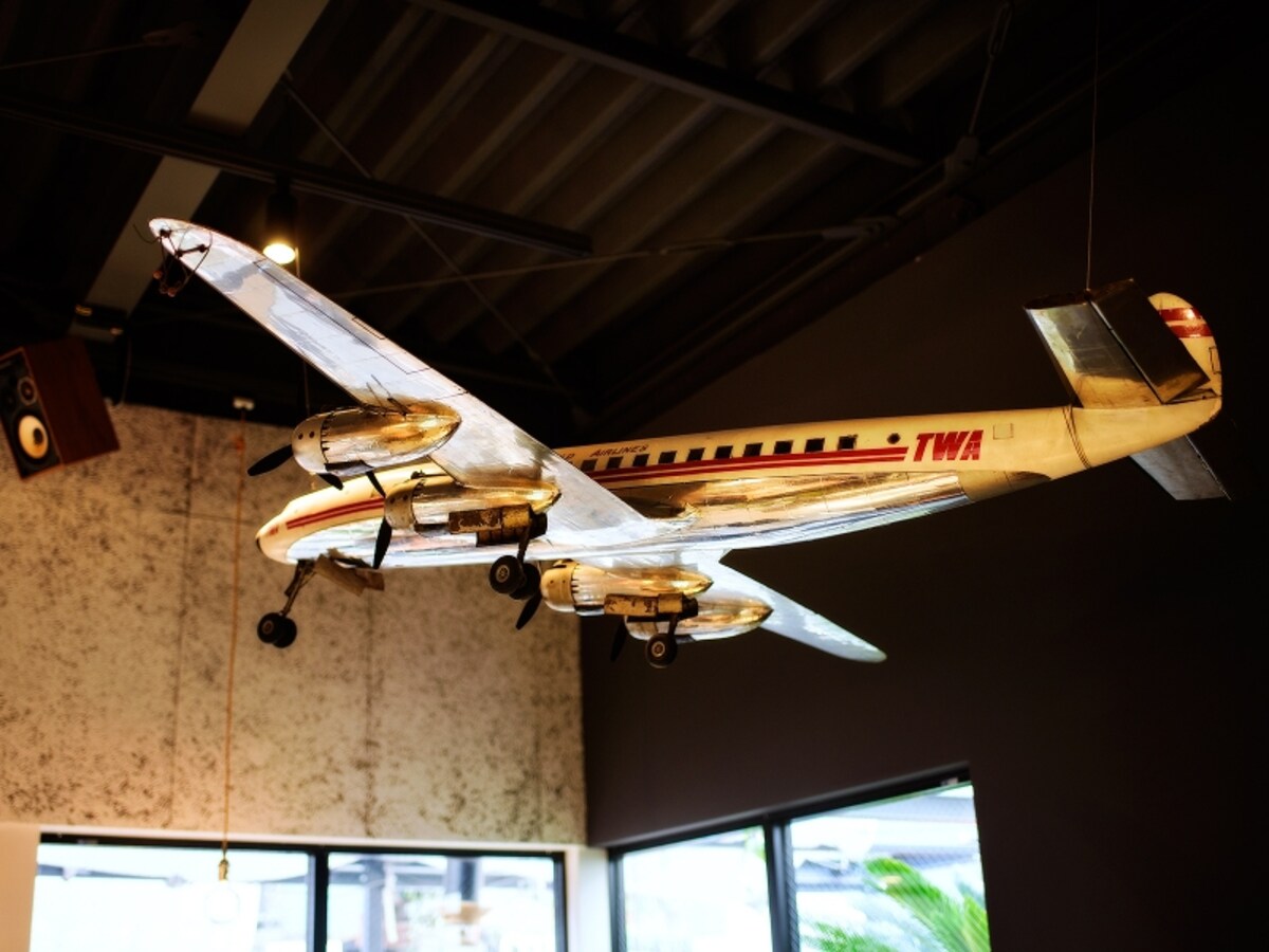  飛行機のオブジェは、「旅」をキーワードにさまざまな書籍や雑貨が集合していた246CAFE  BOOKの書店の天井に飾られていたもの。青山一丁目での10年の記憶を伝えます。