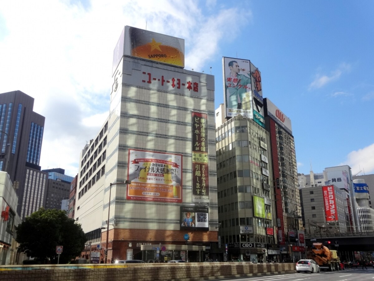 閉店のお知らせなどがビルに貼られている
