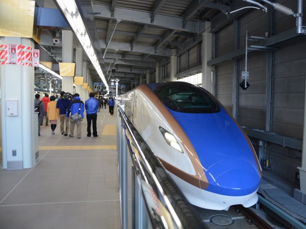 金沢駅で出発を待つE7系