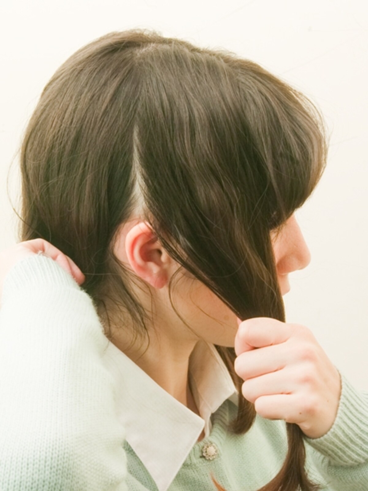 耳前で分けとりアレンジをします