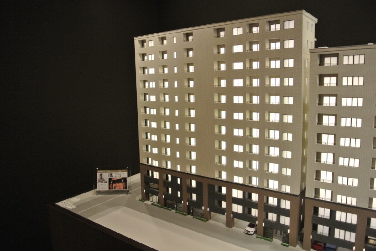 「パークリュクス銀座」の完成予想模型（左）