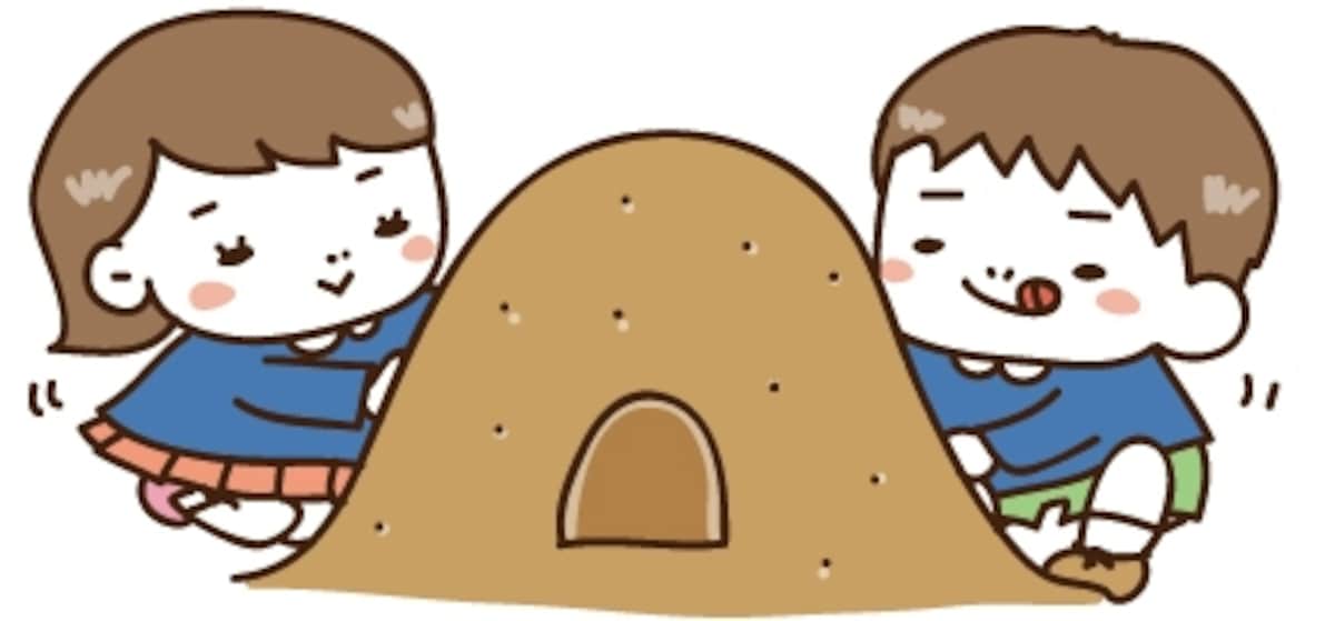 【カラー】仲良く砂遊びをする園児たちです。