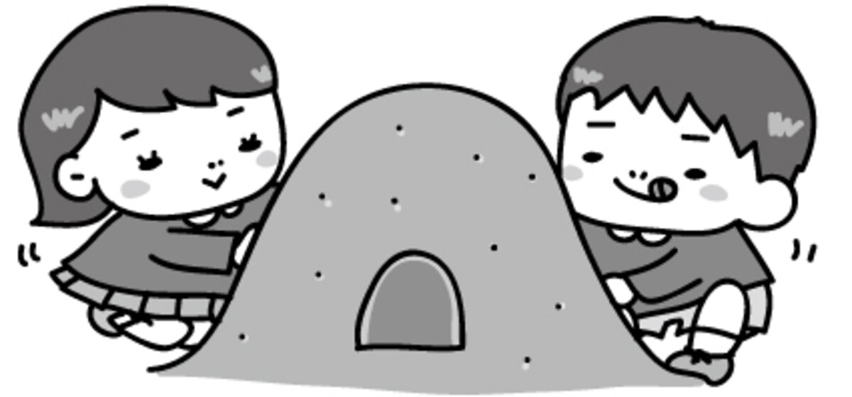 【モノクロ】仲良く砂遊びをする園児たちです。