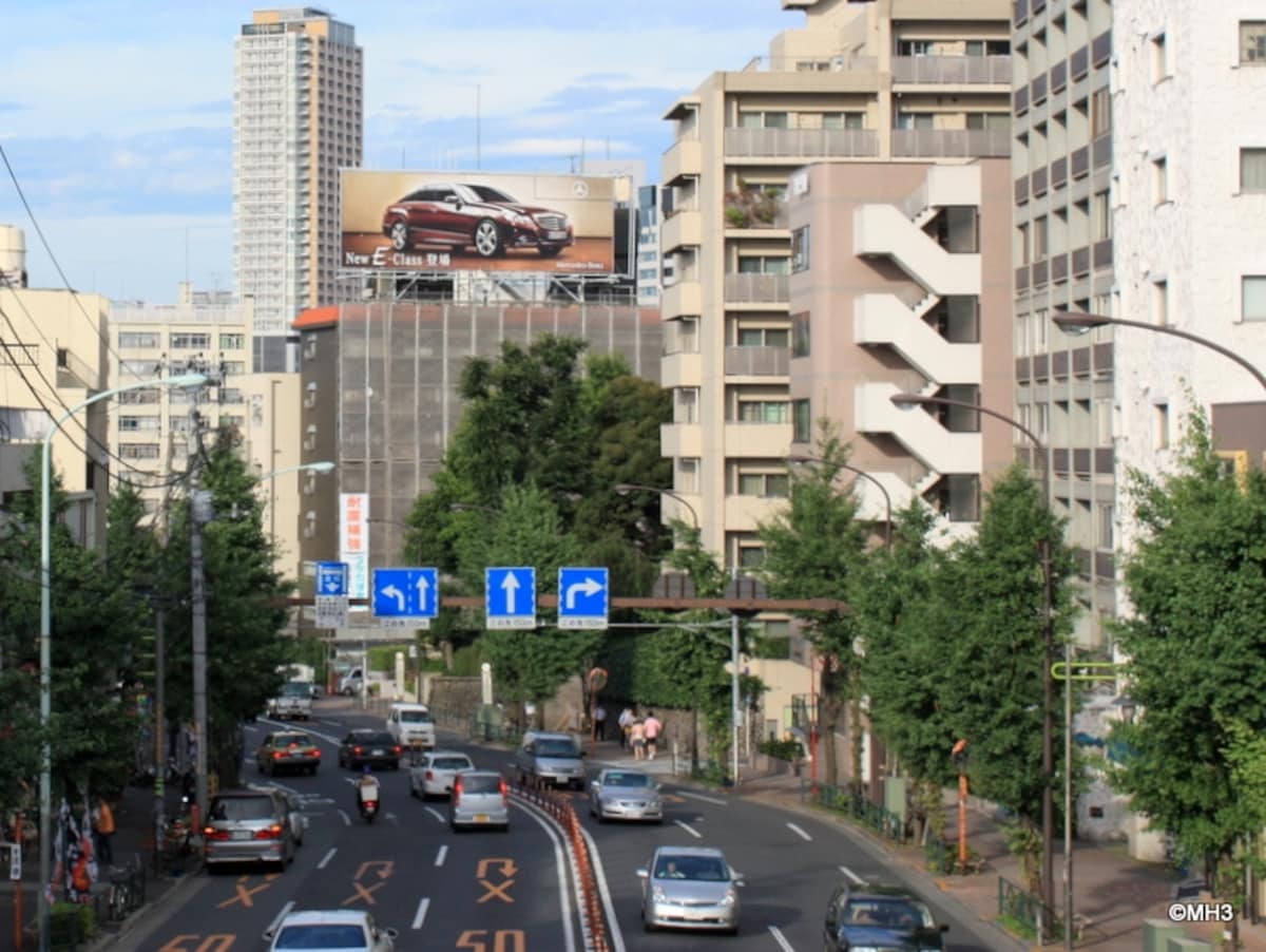 沿道にマンションが立ち並ぶ目黒通り（2009年7月撮影）