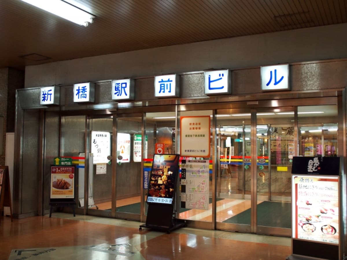 このビルの一階にカフェテラス ポンヌフがある