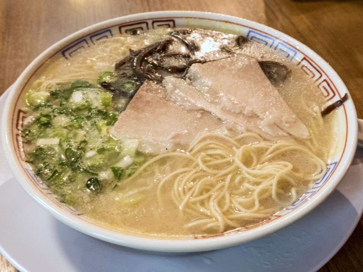 元祖 名島亭「築炉釜出しとんこつラーメン」（750円、ミニ570円）