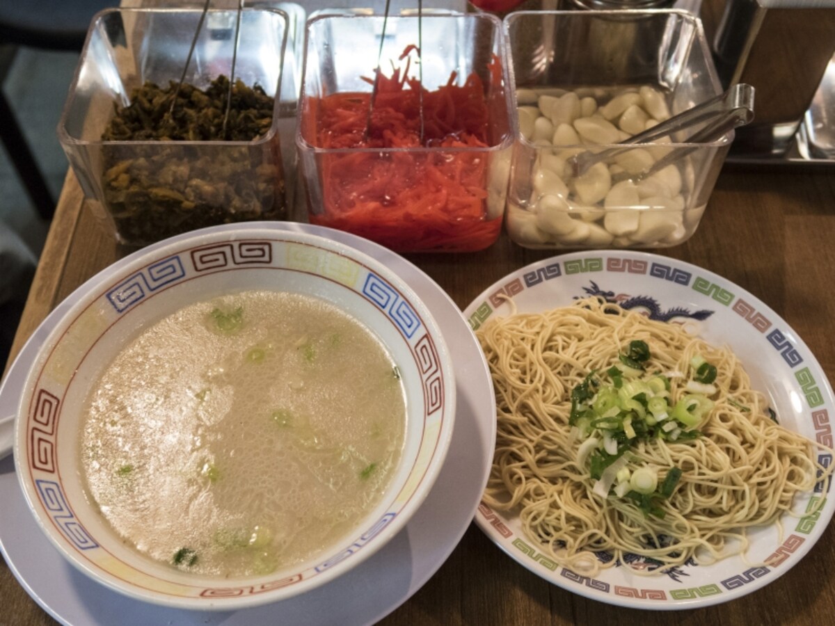 「替え玉」（120円）は博多＆長浜ラーメンの醍醐味！