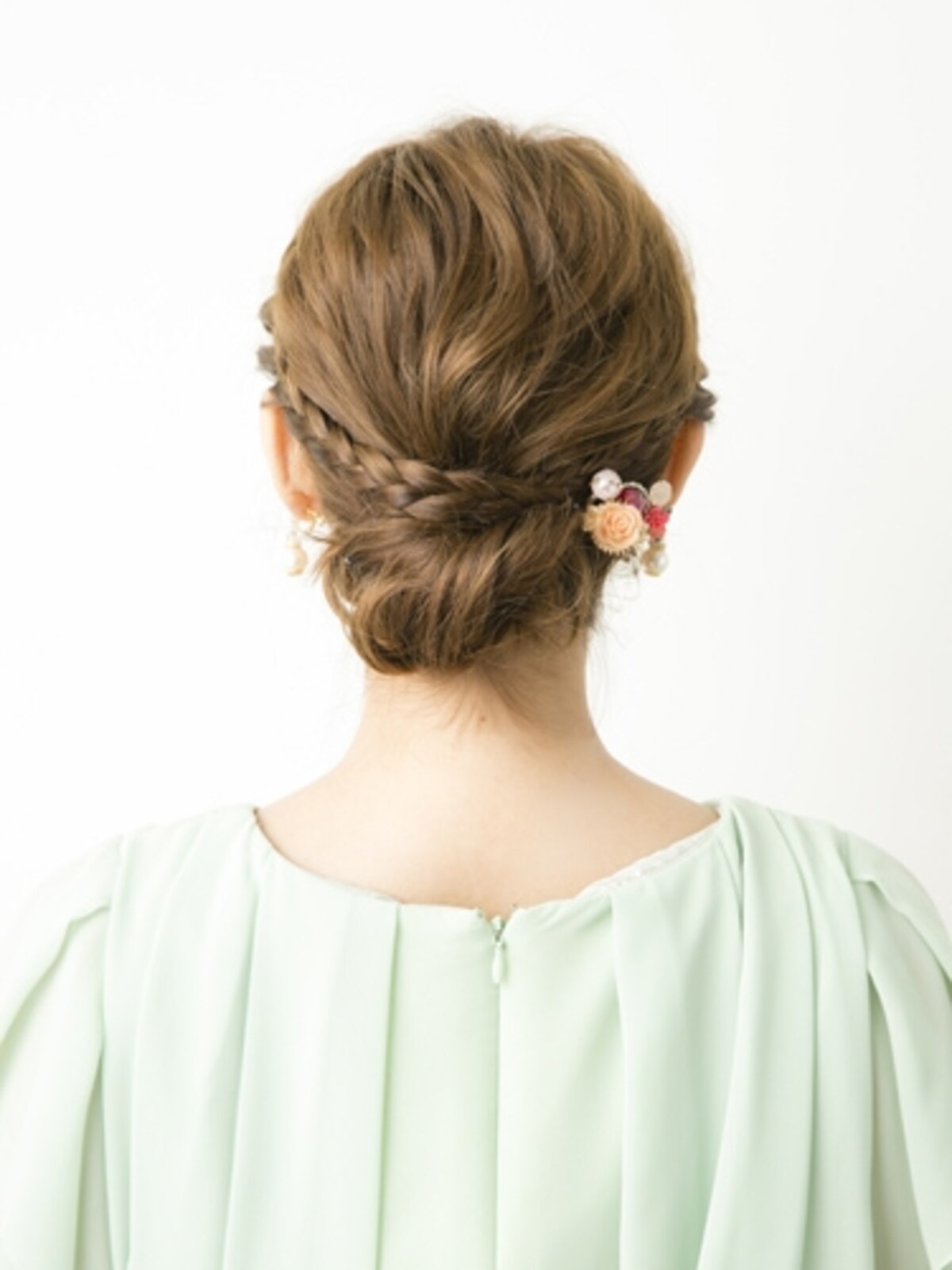 自分で簡単！大人っぽいシニヨン風アップヘアスタイル