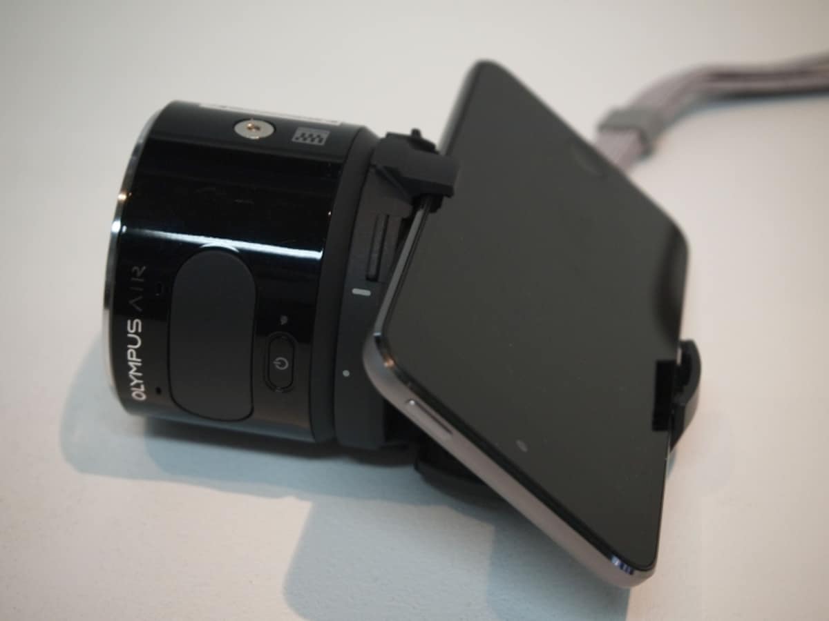 本体後ろにスマートフォンのマウントするアダプターが付属