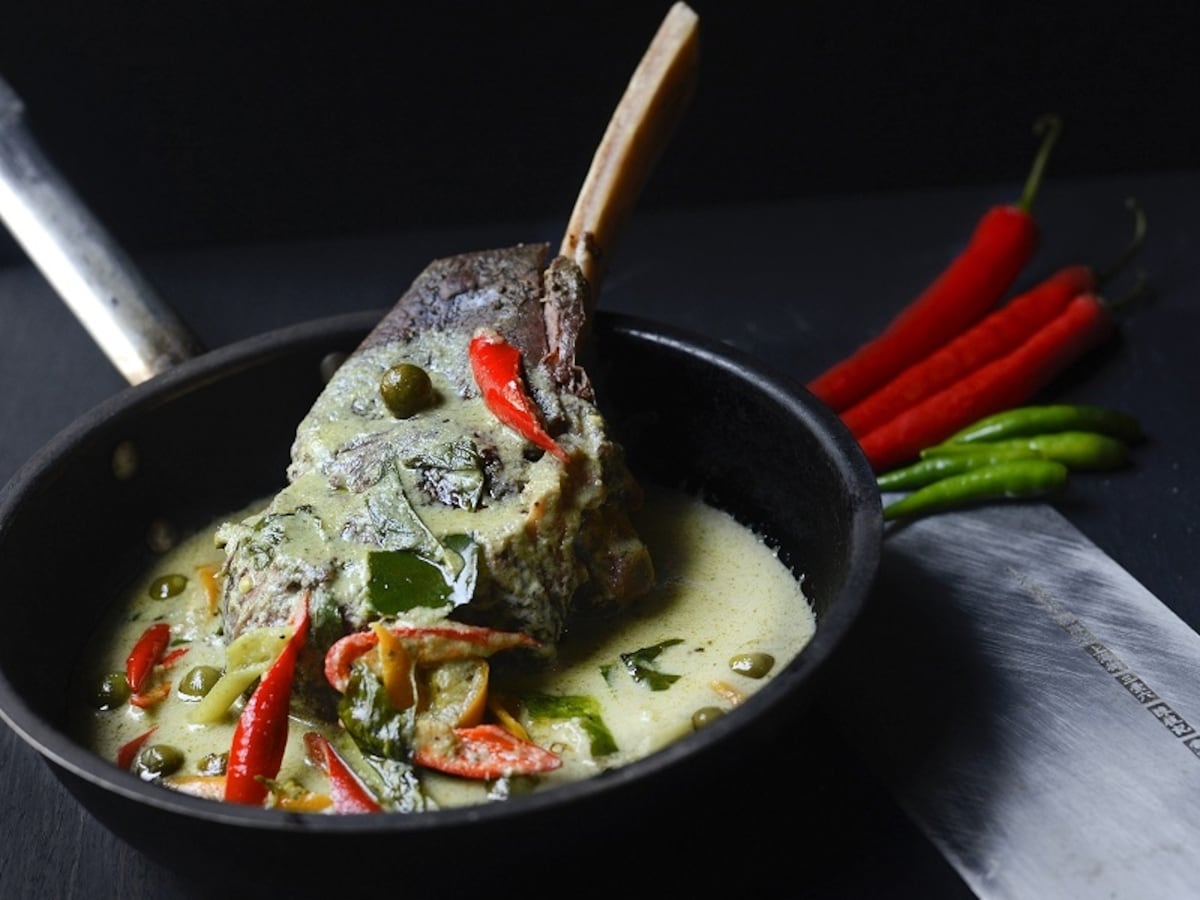 72時間掛けて低温調理を施した「72-Hour Slow Cooked Beef Ribs in Aromatic Green Curry」