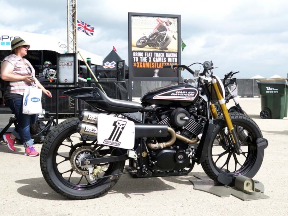 往年のレーサー XR750を模したカスタムモデル。エンジン以外はすべて換えられている