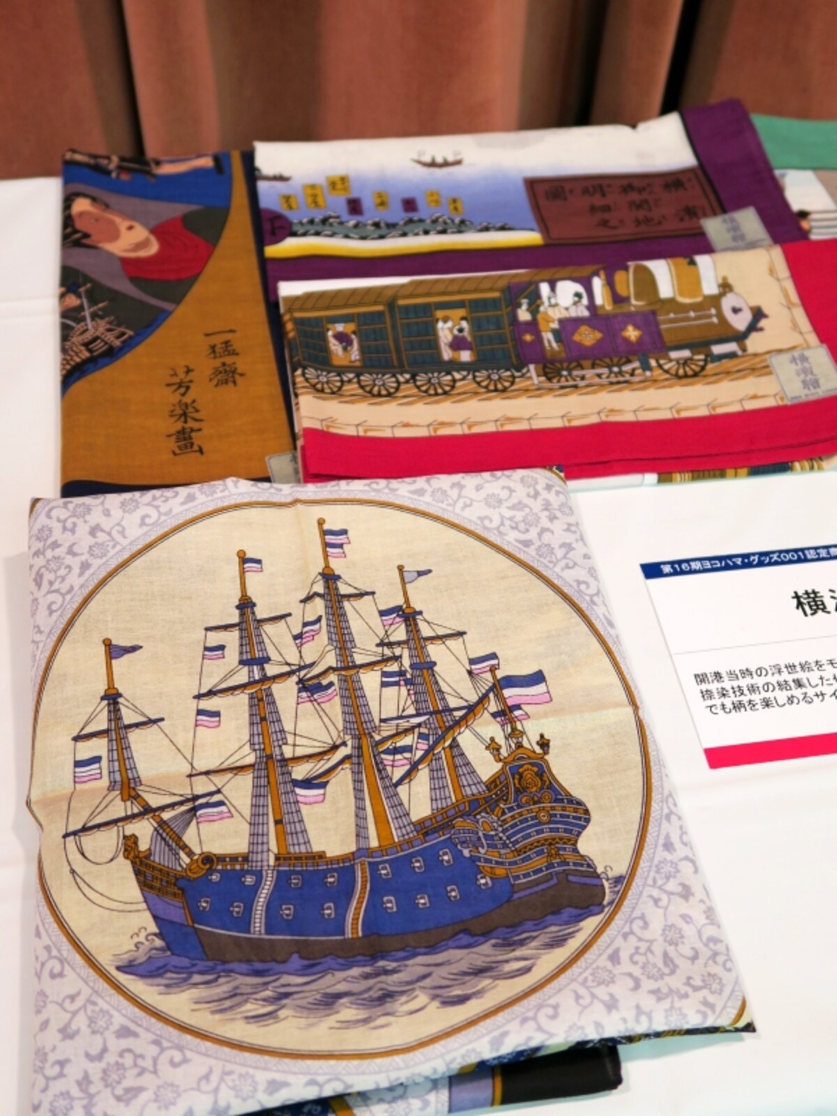 丸加「横浜絵バンダナ」（53×53cm、綿100％、800円）