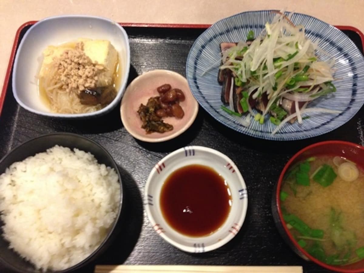 「初がつおのたたき（みそ汁付き）」