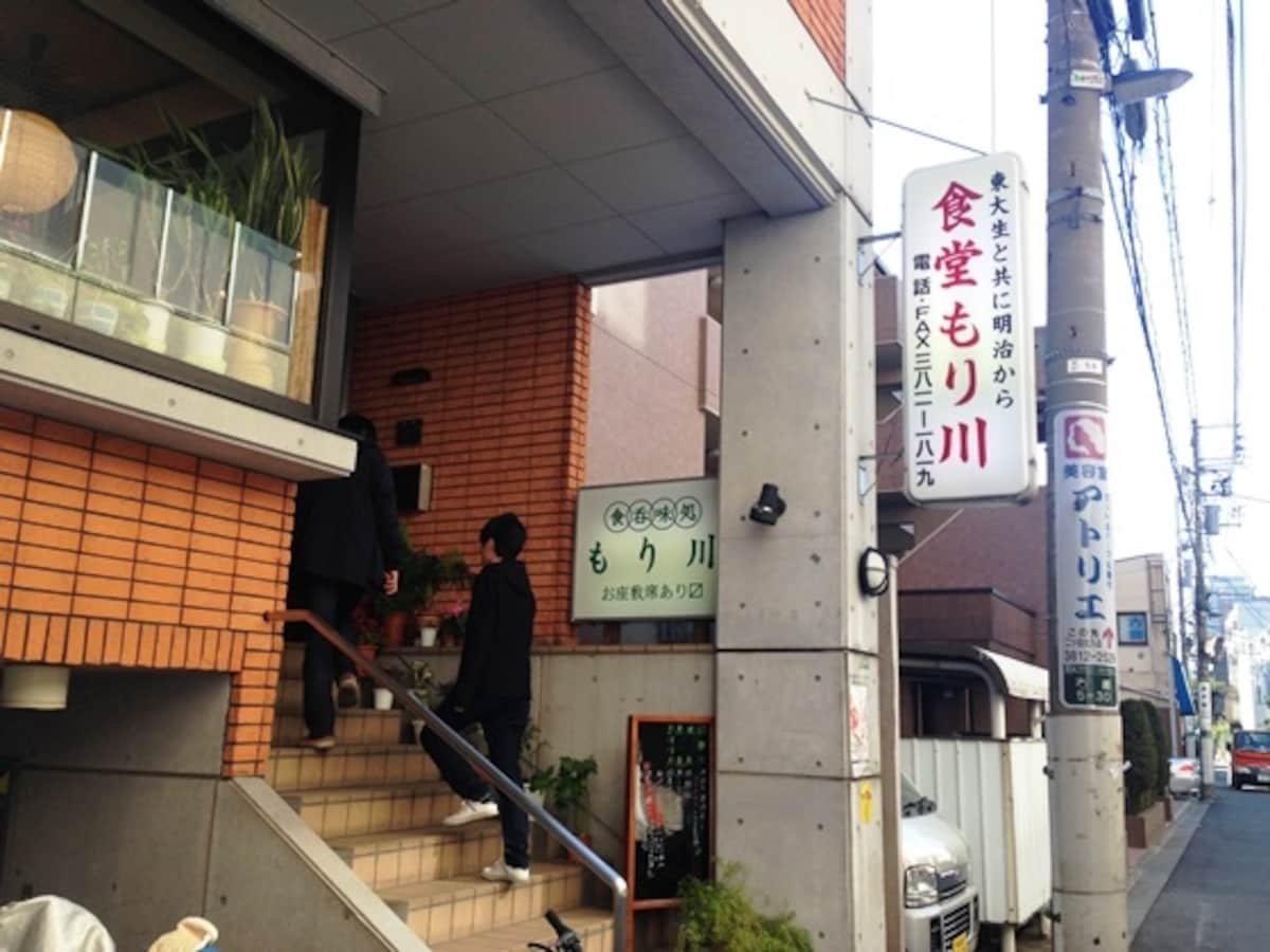 赤い文字が目を引く同店店頭