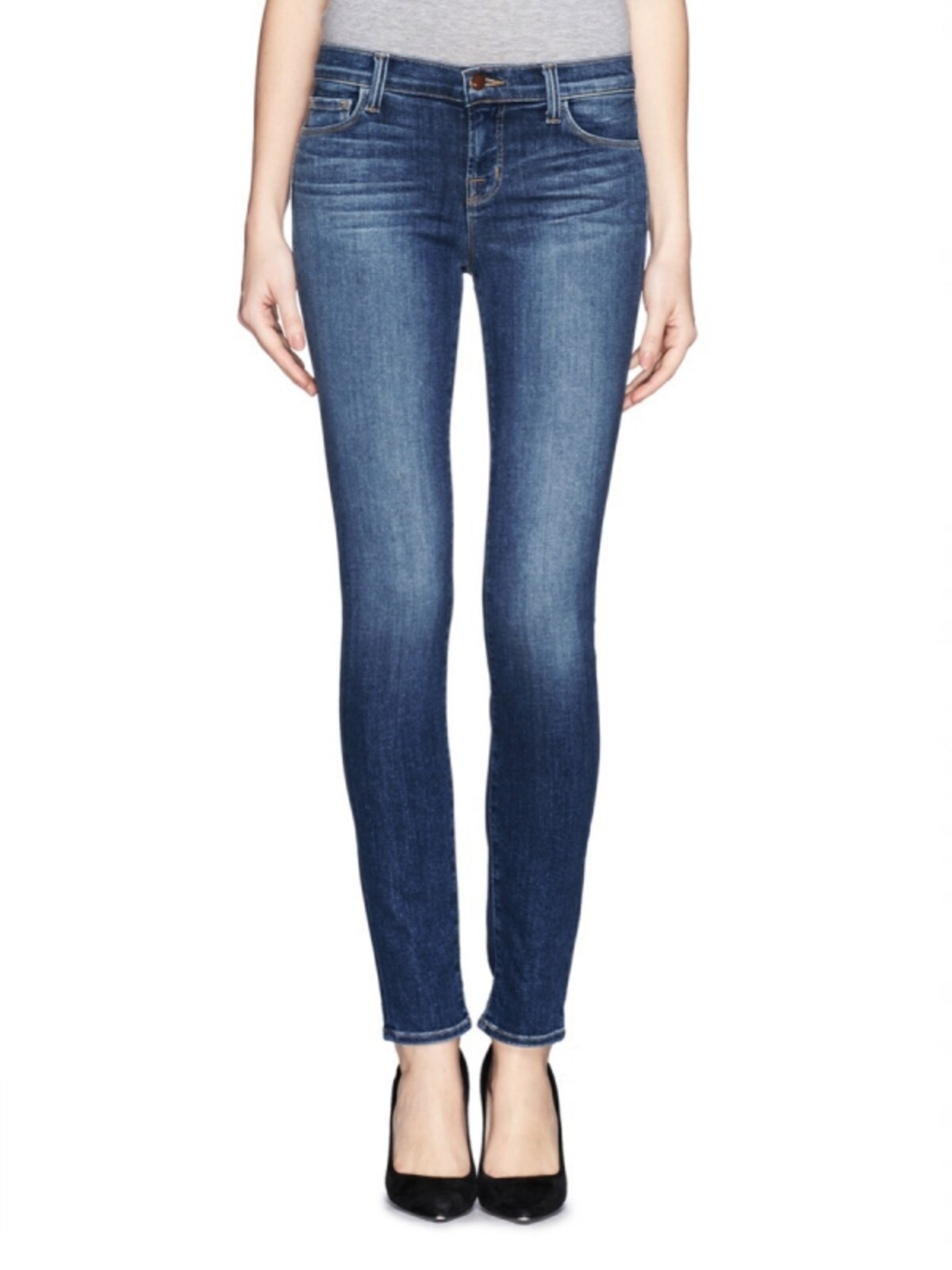 J BRAND／MID-RISE SKINNY JEANS　女性らしさをアピールするスキニーは、ブラックよりブルーがベター。