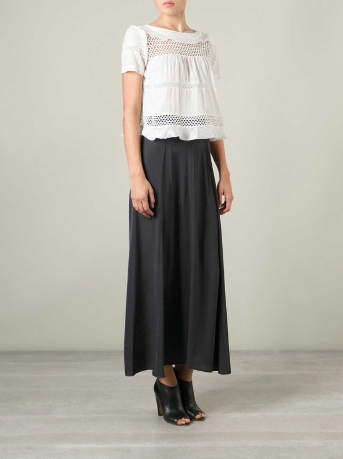 ISABEL MARANT ETOILE／BLUE FLEMING SKIRT　ダークカラーのロングスカートは引き締まって見えますが、重量感が老けた印象につながることも。