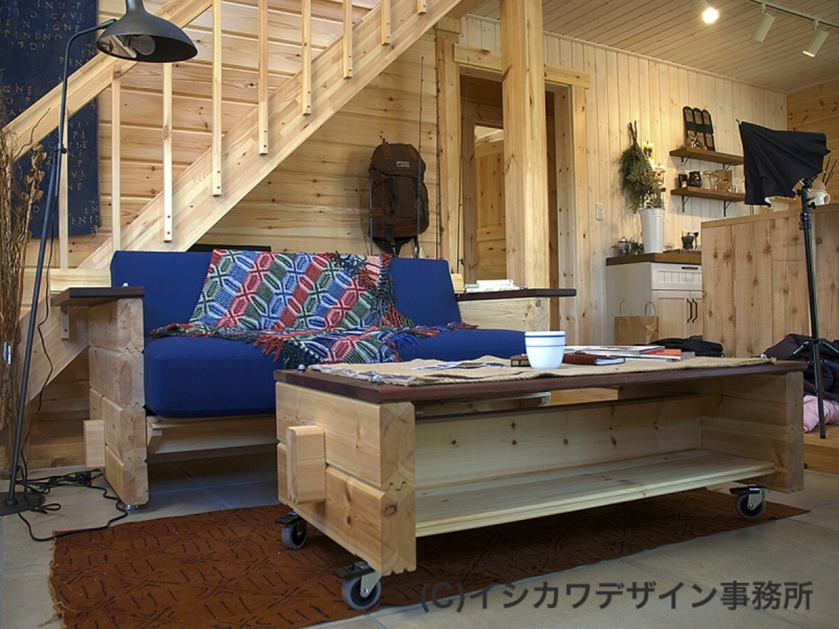ログ家具のソファとセンターテーブルの画像
