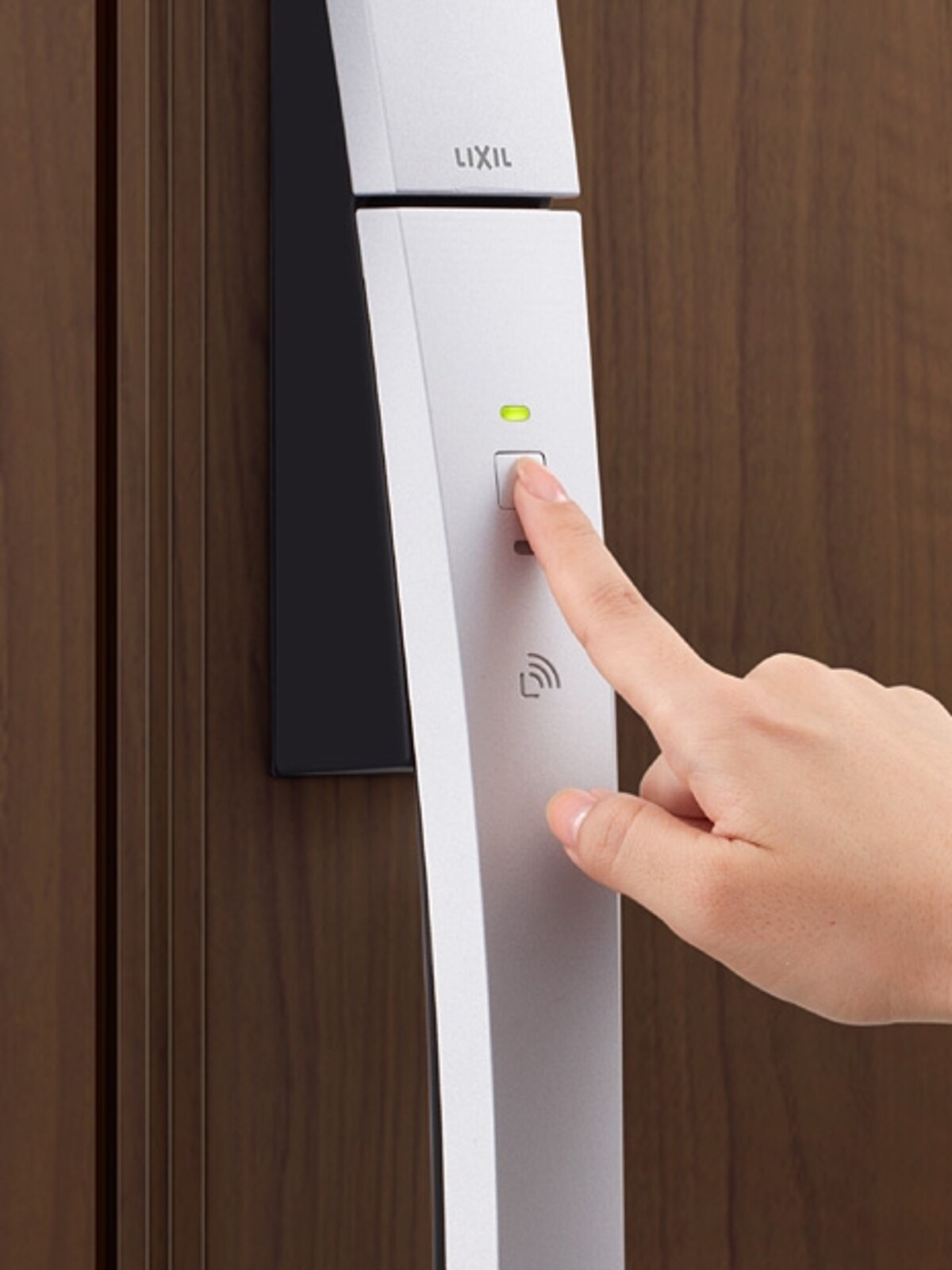 　帰宅時も外出時もボタンを押すだけで施解錠の電池錠。[エントリーシステム　タッチキー]
