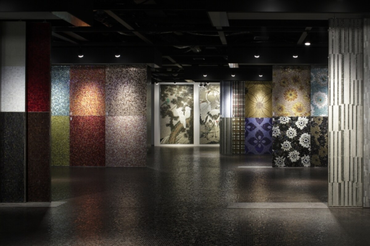 大判のタイルパネルを展示するフロア。