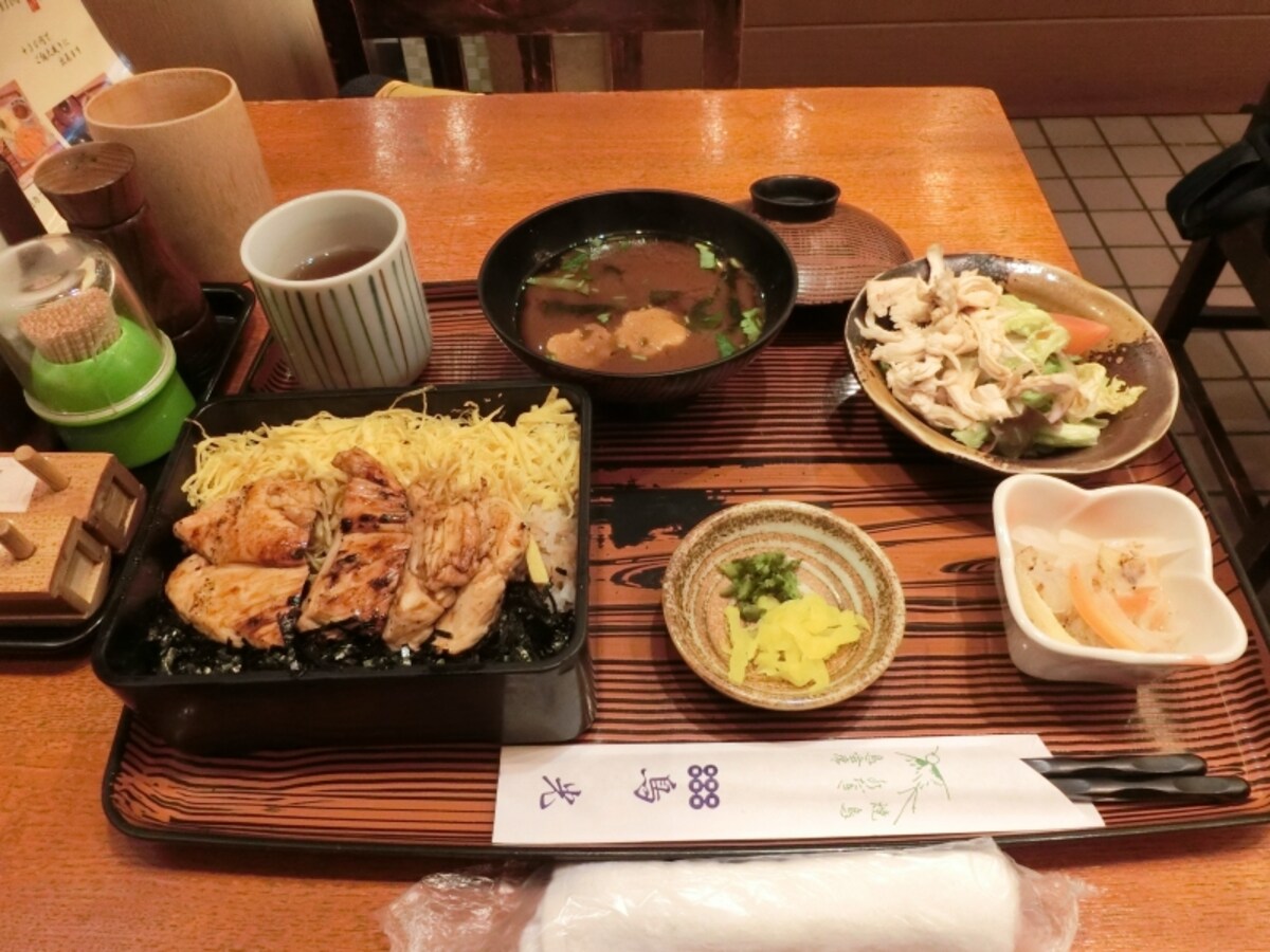 上丼には小鉢が多い