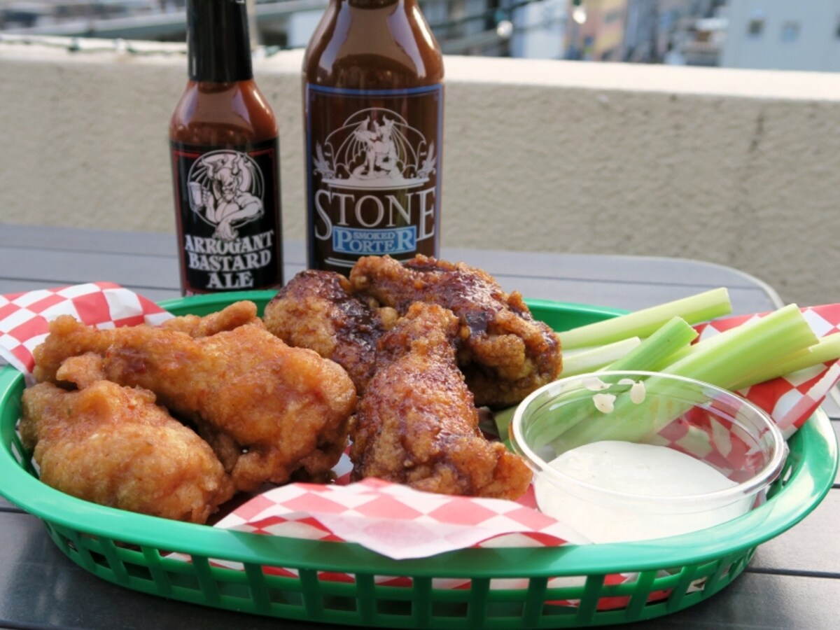 「BUFFALO CHICKEN WINGS（バッファローチキンウイング）」（4P 572円、6P 715円、10P 1143円）。大山地鶏の手羽元を揚げ、ソースをからめて食べる、アメリカン・ビアフード
