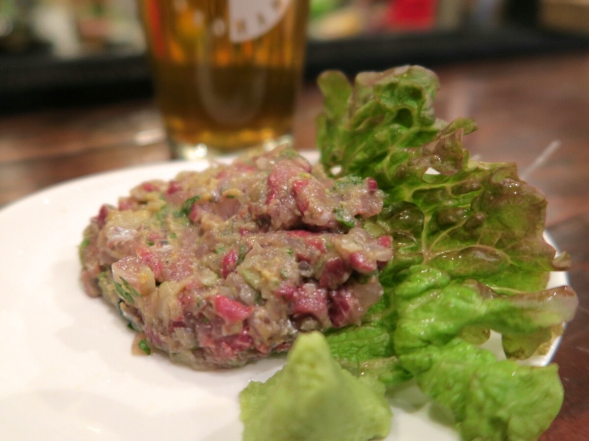 魚介類のメニューが並ぶ「日替わりFOOD MENU」は8種類ほど。川崎北部市場「中央水産」からおまかせで仕入れている魚介類の状況でメニューが決まります。画像は「イワシなめろう」（600円）