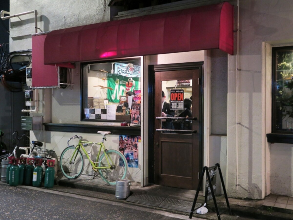 ベイブルーイング外観。鈴木さんの愛車（＝自転車）が目印