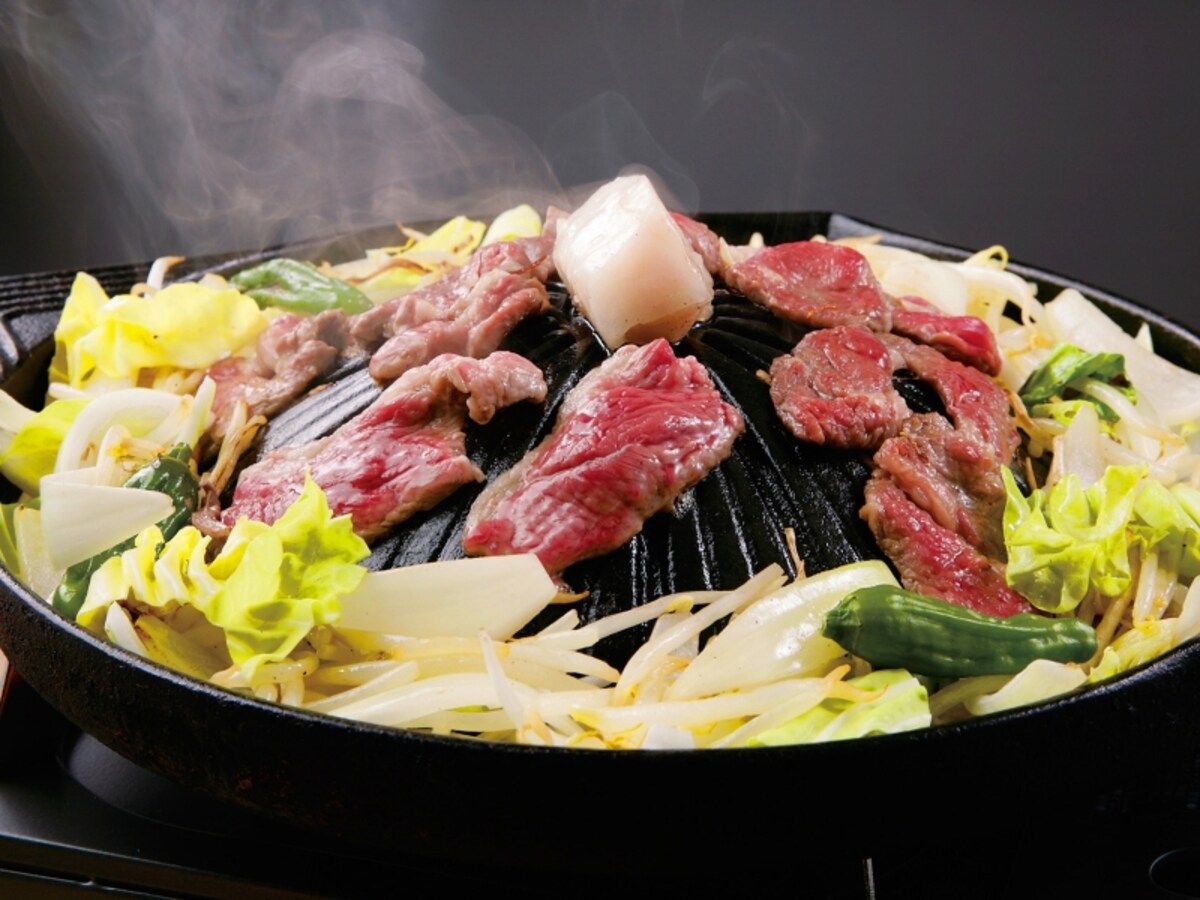 ジンギスカン食べ飲み放題は男性4500円、女性4300円。冷凍せずにチルド状態でじっくり熟成させた「生ラム」を特製のジンギスカンたれでどうぞ。焼き過ぎは厳禁。レアやミディアムでどうぞ