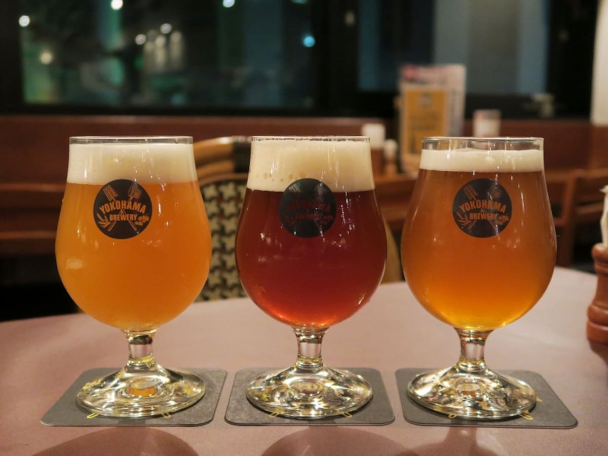 左から、ピルスナー、横浜ラガー、ペールエール。ピルスナーは、2015年1月に横浜で開催された「JAPAN BREWERS CUP FESTIVAL 2015」審査会・ピルスナー部門で1位に輝いた