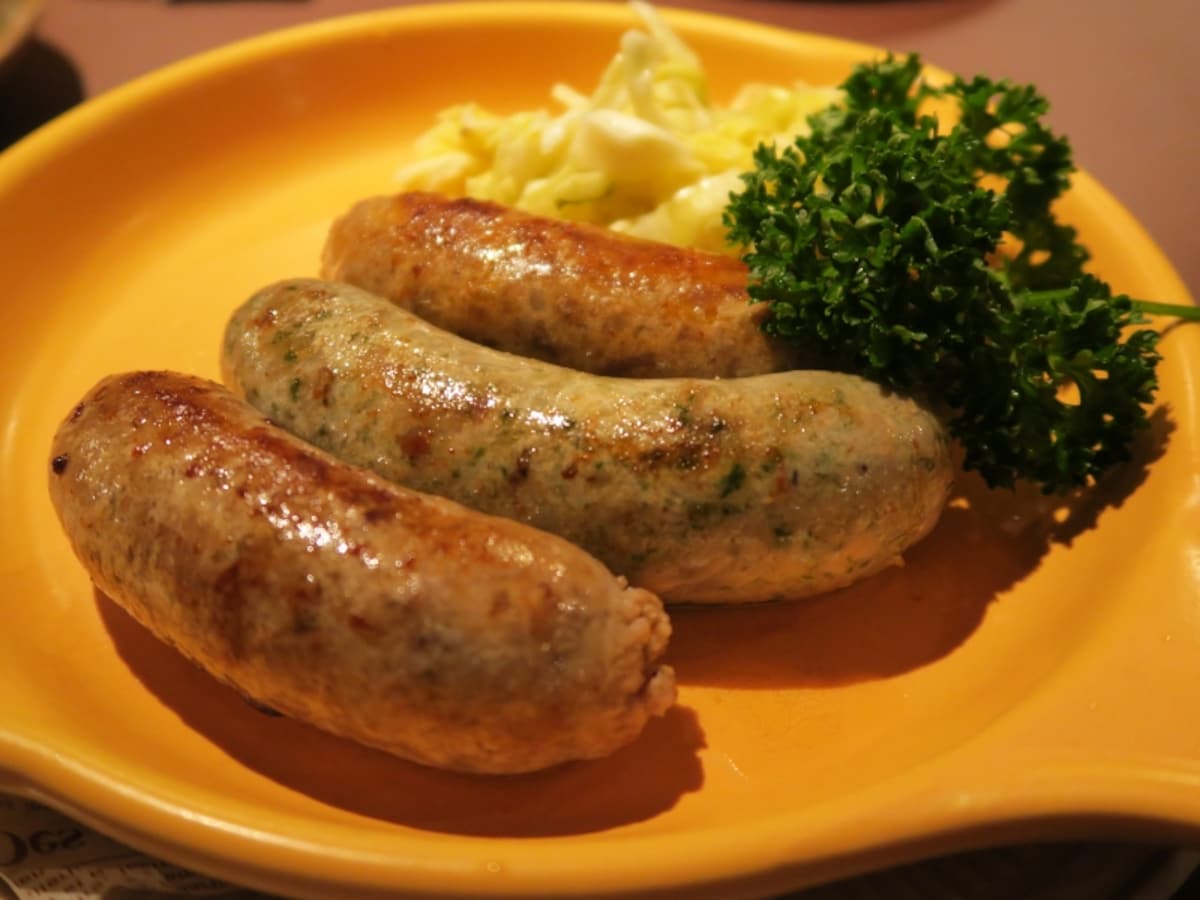「自家製 ジャンボソーセージ」（粗挽き、バジル、ピリ辛の3種、各600円）は、食肉加工世界チャンピオンの店・六角橋「ブーシェル」直伝の味