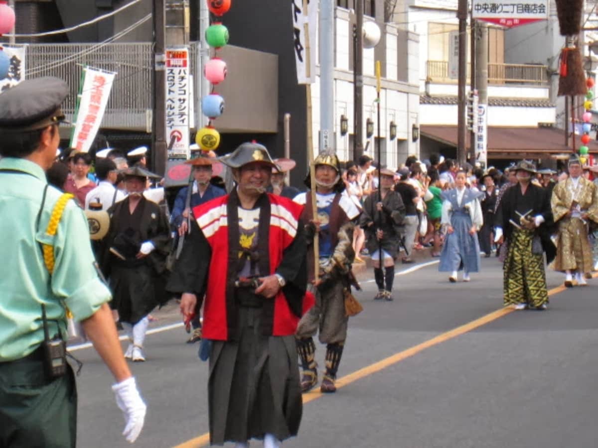 川越藩火縄銃鉄砲演武の行進。武具を身に着けた人。